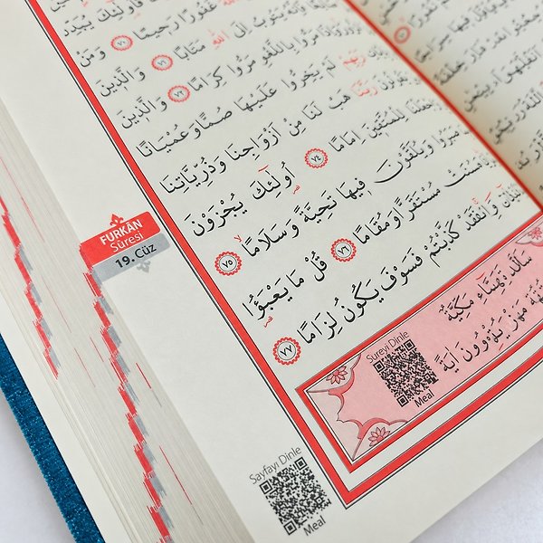 Lüks Kadife Kaplı Masa Üstü Muhafazalı Pleksi İşlemeli Kur’an-ı Kerim